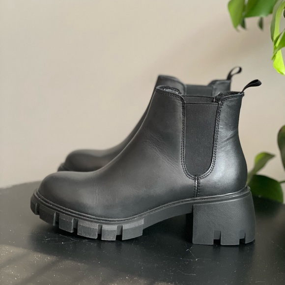 **SOLD** Steve Madden Women's Howler Chelsea Combat Boot
Black Size 8.5 - Picture 7 of 13